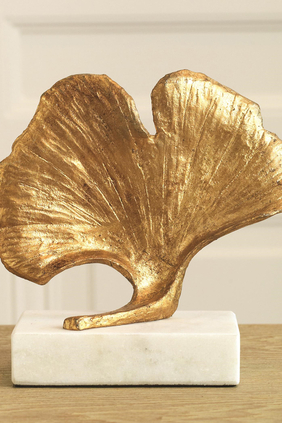 قطعة ديكور بتصميم ورقة جنكة ذهبية
